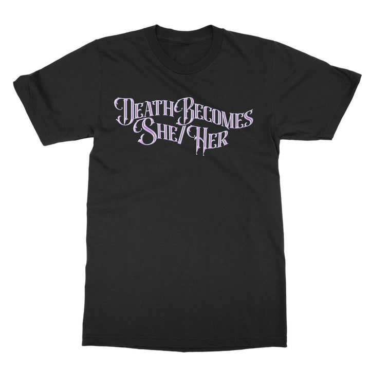 BOA - DEATH BECOMES SHE/HER (TEXT) T-SHIRT - dragqueenmerch